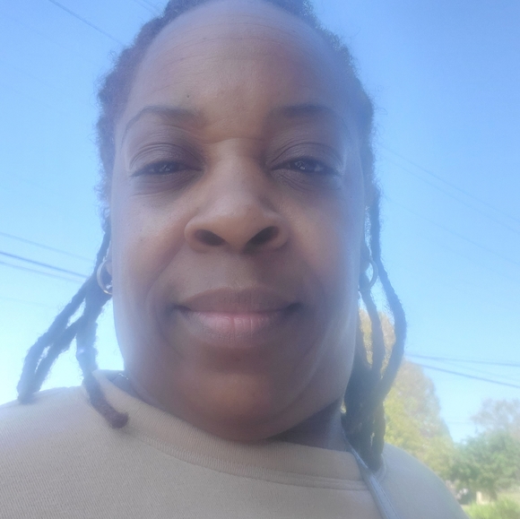 Meet your Posher, Dawn - Picture 2 of 4